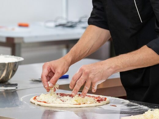 Chef che prepara un panino