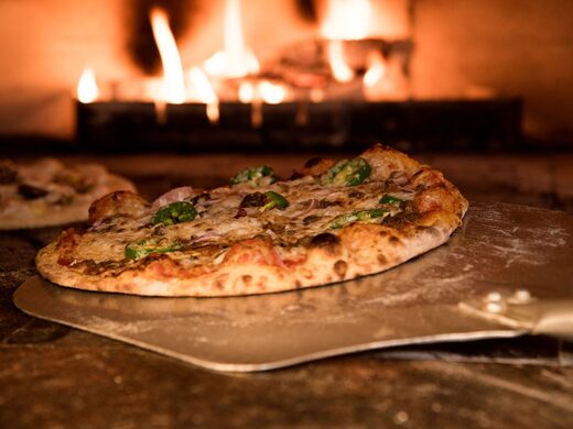 Pizza nel forno a legna