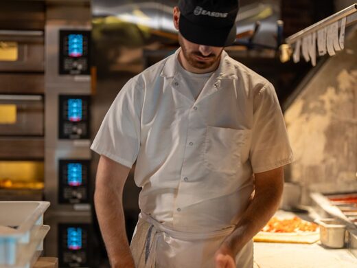 Pizzaiolo che stende l'impasto