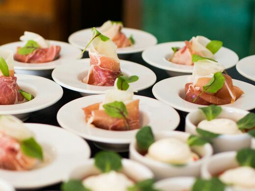 Piatti di catering pronti da servire