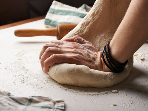 Impasto lavorato a mano sul banco