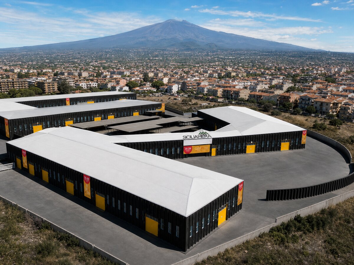 SiciliaFiera vista dall'alto: i padiglioni di Misterbianco con l'Etna sullo sfondo