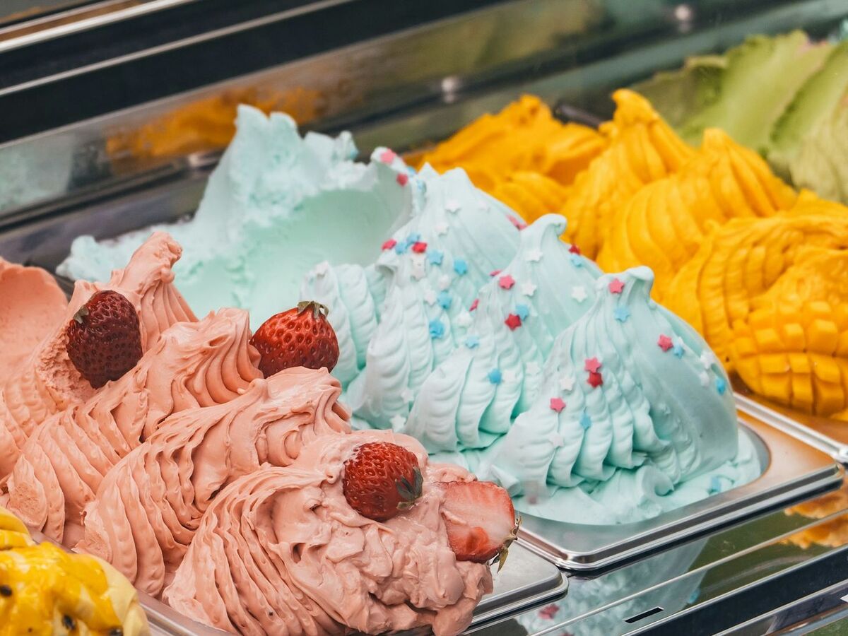 Vaschette di gelato artigianale in vetrina